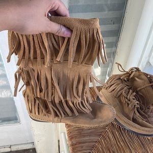 Size 7 fringed Minnetonka moccasins